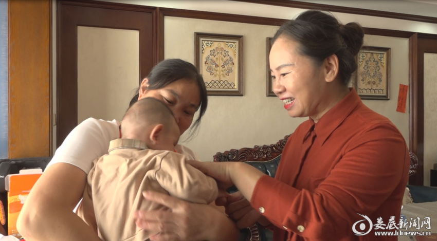 (吴述桃与服务对象交流)