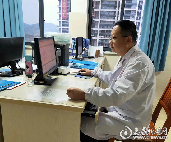 (从医20多年来,他始终坚守在临床及科研一线,用仁心仁术守护患者“生命禁区”,挽救了无数患者的生命,成为众多危重症患者新生的希望。)