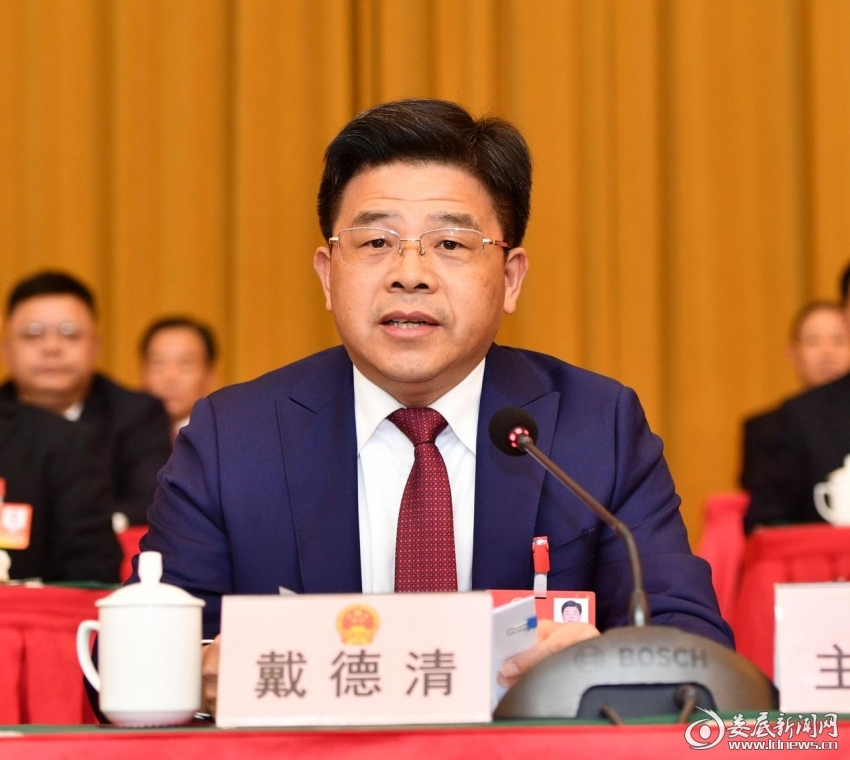 大会主席团常务主席、大会执行主席戴德清主持会议