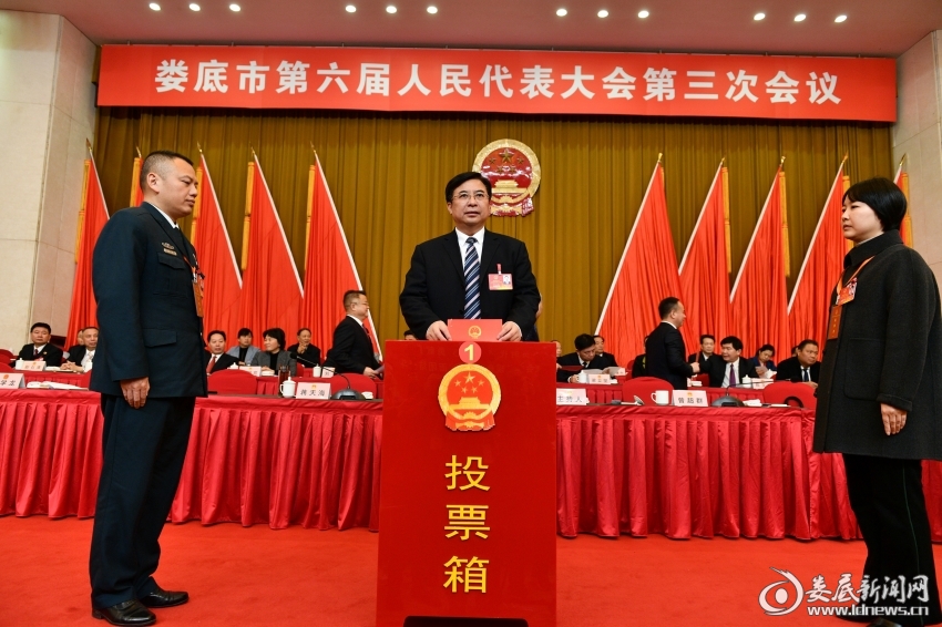 （娄底市委书记邹文辉投票 娄底日报全媒体记者 刘新山 摄）