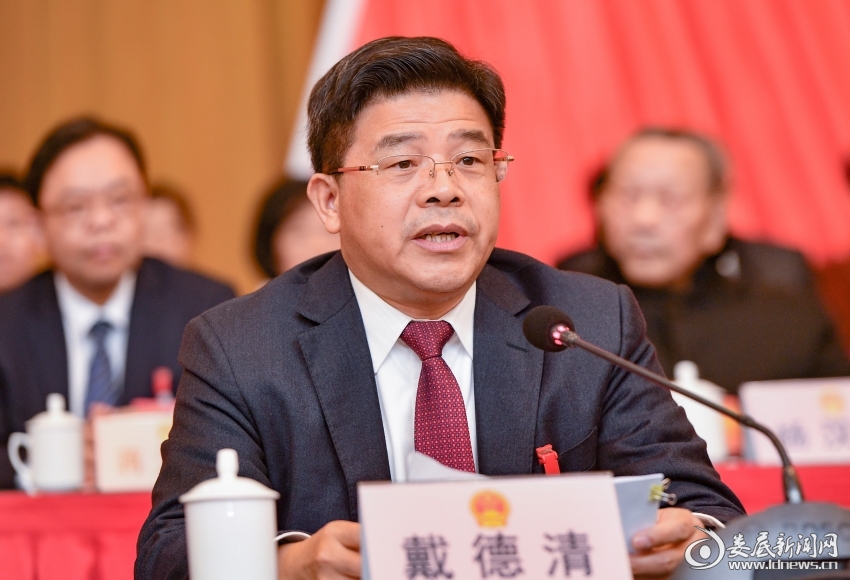 （市人大常委会党组书记、主任戴德清主持会议。娄底日报全媒体记者 刘新山 摄）