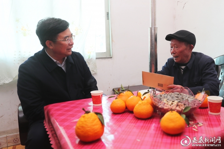 △3.在新化县琅塘镇大龙村看望慰问77岁老党员戴迪元，党龄有50年以上。