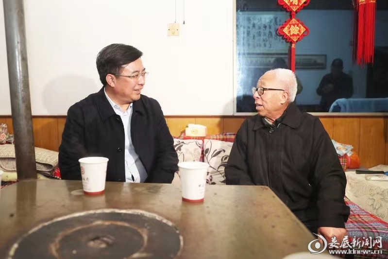 △5.慰问退休老干部丛树英。