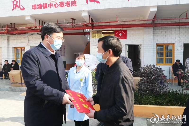 △4.新化县琅塘镇中心敬老院看望慰问，和敬老院负责人交流。