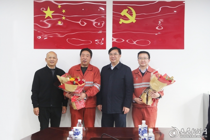 △6.在涟钢技术中心，慰问涟钢专家郑庆、梁文。