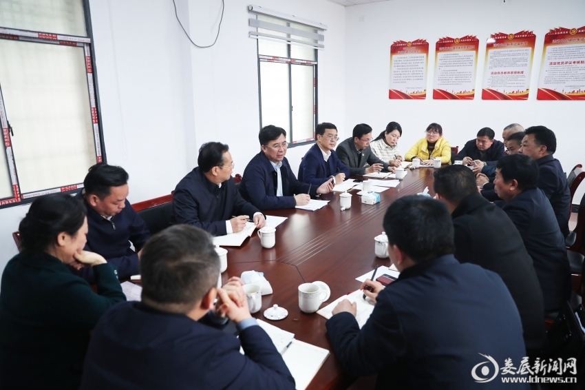△3.在禾青镇资氮社区党群服务中心，调研社区承担服务事项、资源配置及挂牌清理等方面的情况，并召开现场座谈会。