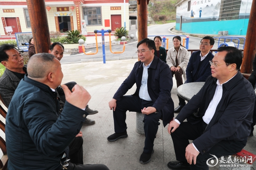 △2.在粘禾村秀美屋场与居民群众现场交流。