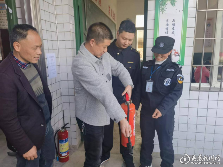（检查组正在校园内进行安全检查1）