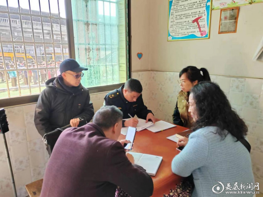 （检查组正在校园内进行安全检查2）