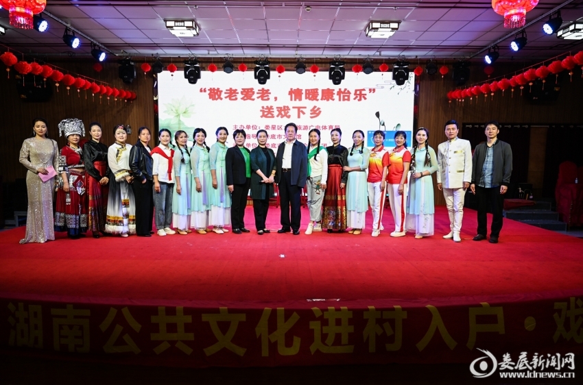 （参加活动的领导和嘉宾合影）