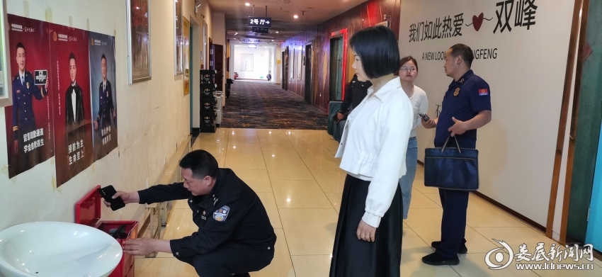 检查组在电影院检查消防器材
