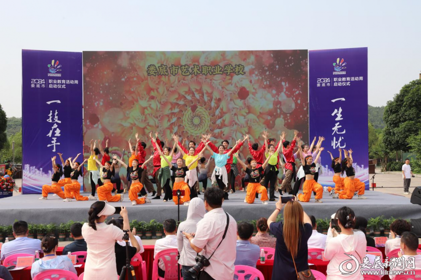 （娄底市艺术职业学校舞蹈《绽放》展现学子风采2）