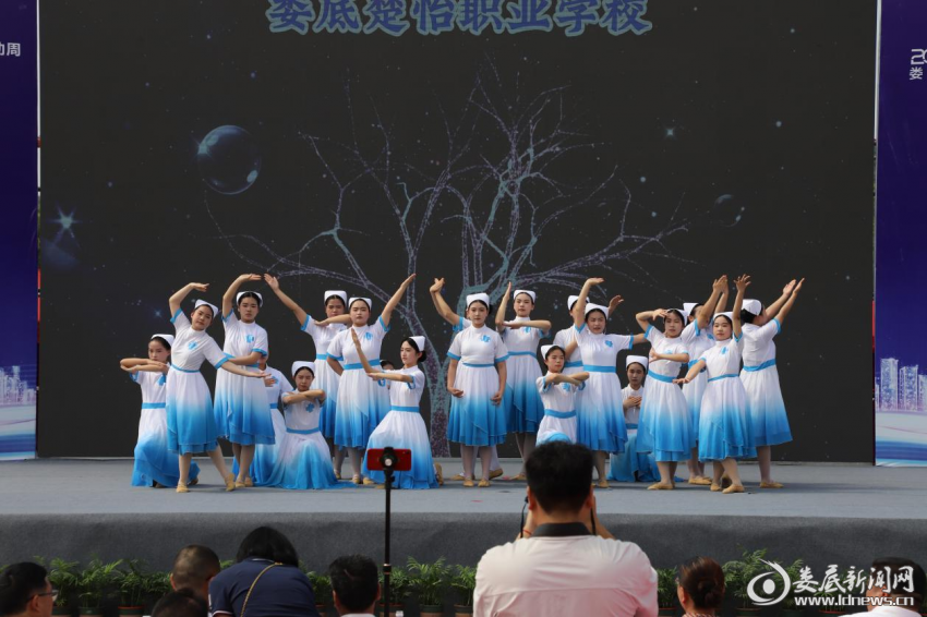 （娄底楚怡职业学校舞蹈《授护守护》诠释护理工作的真谛）
