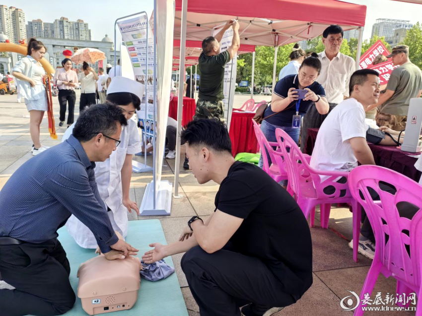 （市民参与心肺复苏技能体验）