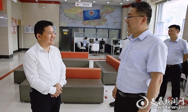 曾小坤与涟源农商银行董事长交谈