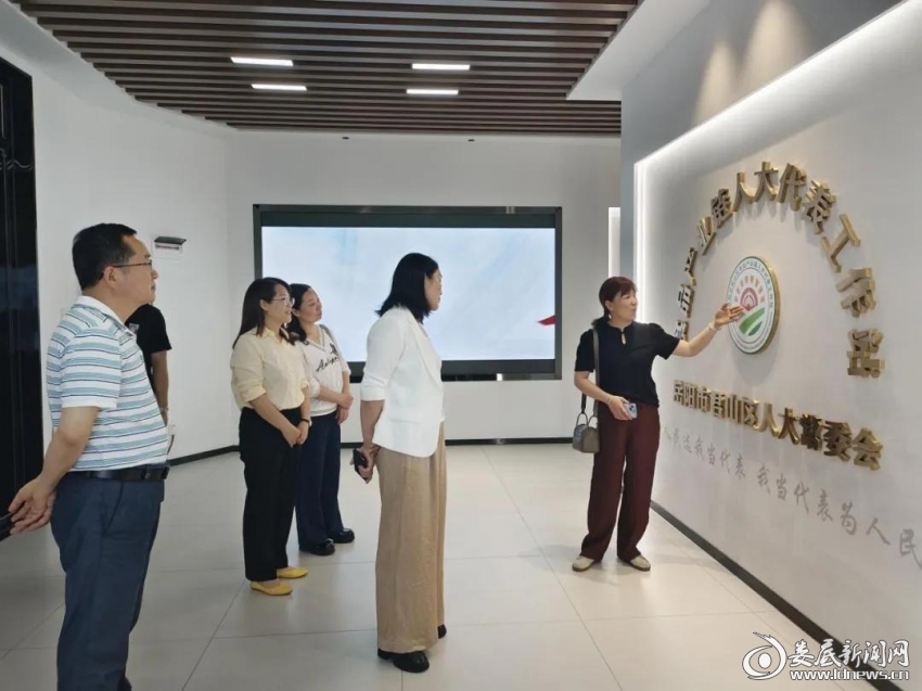 （在君山区，赵准剑一行先后实地考察了岳阳市在君山区的人大代表联络站和君山区人大常委会食品产业链人大代表工作站建管用情况。）