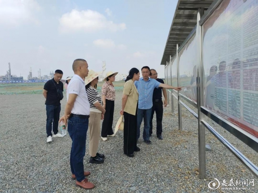 （在云溪区，赵准剑一行先后到重点项目己内酰胺搬迁升级项目和年产100万吨乙烯炼化一体化项目现场察看，学习该区重大项目建设先进经验。）