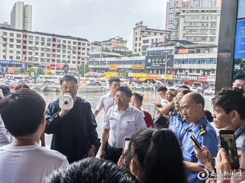 （7月1日，受汛期连续强降雨影响，娄底多地出现道路滑坡、塌方灾害，致使FK834、K405、K9261等多条铁路通行受阻，致使1500余名乘客滞留。新化县交通运输局党组书记刘新平同志第一时间赶赴滞留现场，调度人员和车辆）