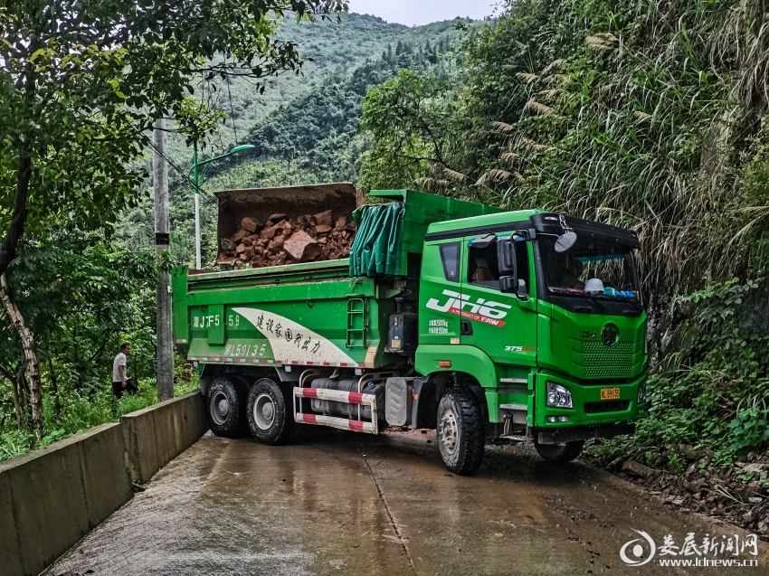 （运输车清运路面乱石、断枝等杂物）
