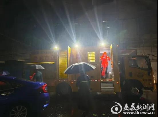 （7月2日凌晨1时，清潭社区老火车站批发市场涨水10公分，街道人大工委紧急协调市政排涝车进行排水作业。）