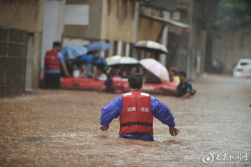 2024年7月28日,在湖南省娄底市双峰县永丰街道城中社区一居民小区,民警和救援队的人员在转移受困居民。