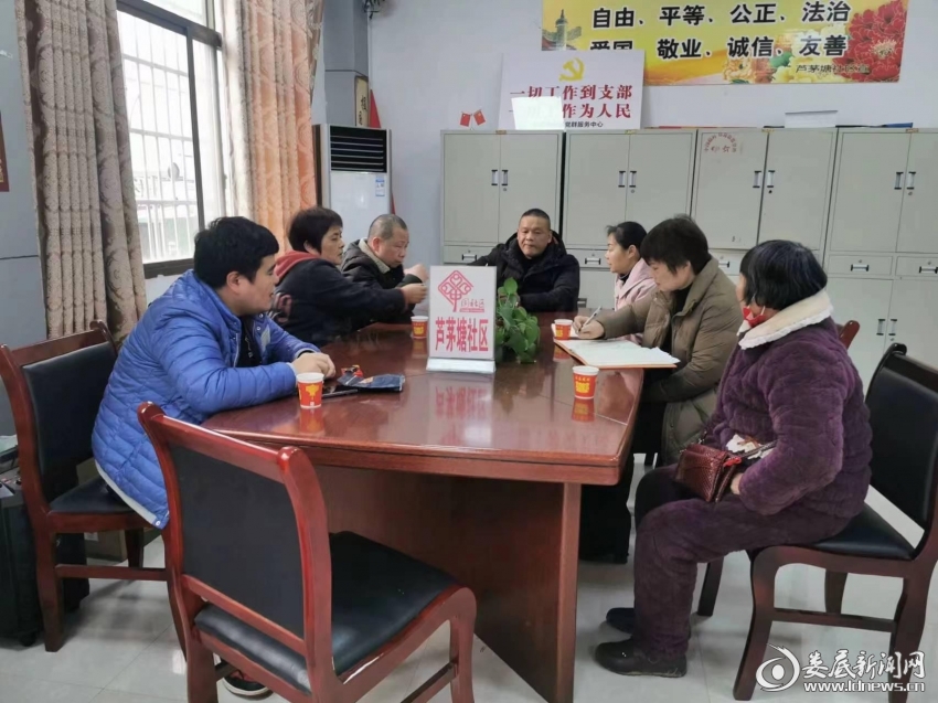 芦茅塘社区就关爱孤寡老人、诚实守信等纳入居规民约进行讨论