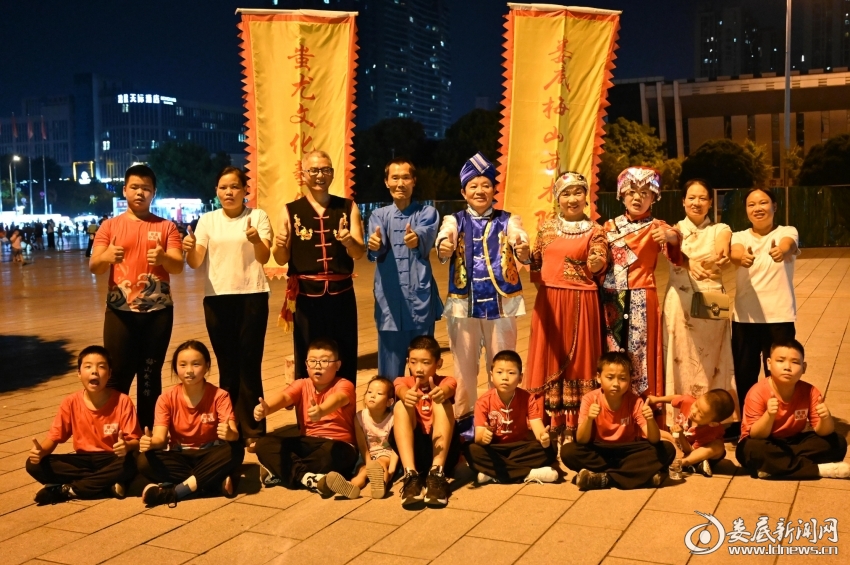 (展演演出人员合影)