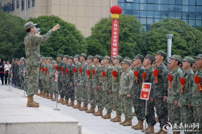 9月14日，娄底市新兵欢送大会在娄底军分区广场举行，为应征青年开启参军报国荣光征程。