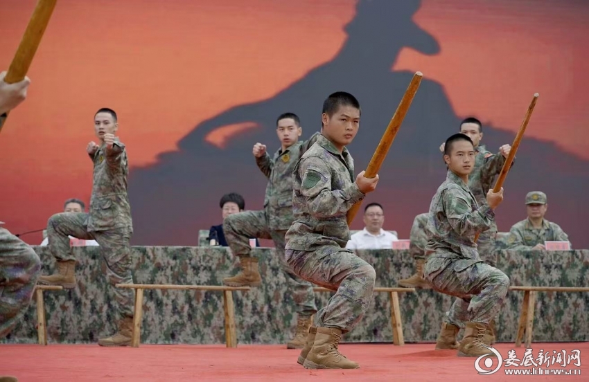 《梅山武术》表演。