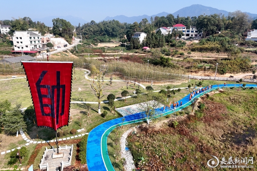 11月10日,娄底本土自媒体土著民,组织发起了“耕读文化传承之旅”21.3华里徒步涓水河网络文明传播活动。图为徒步队伍行经全国文物保护单位曾国藩故居富厚堂