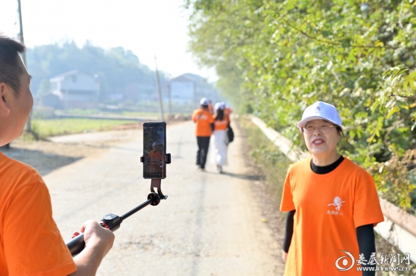 11月10日,娄底本土自媒体土著民,组织发起了“耕读文化传承之旅”21.3华里徒步涓水河网络文明传播活动。图为同步开展的网络直播
