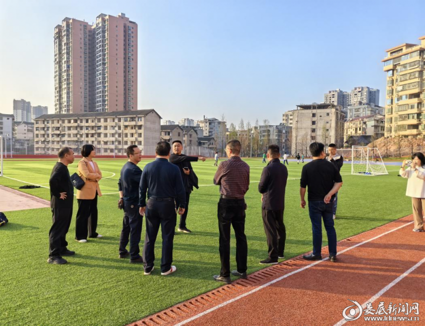 （代表团在滨江学校视察校内安全设施以及环境卫生）