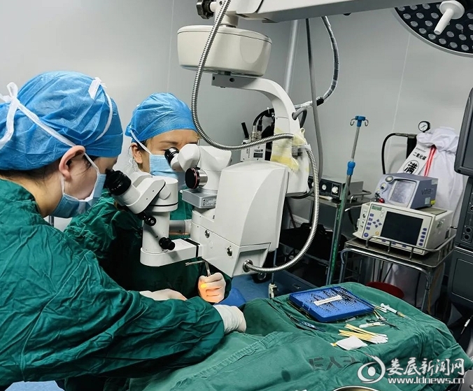 唐玖鸿副院长顺利为患者植入FCB