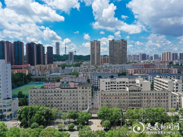 蓝天白云下的娄底三中校园