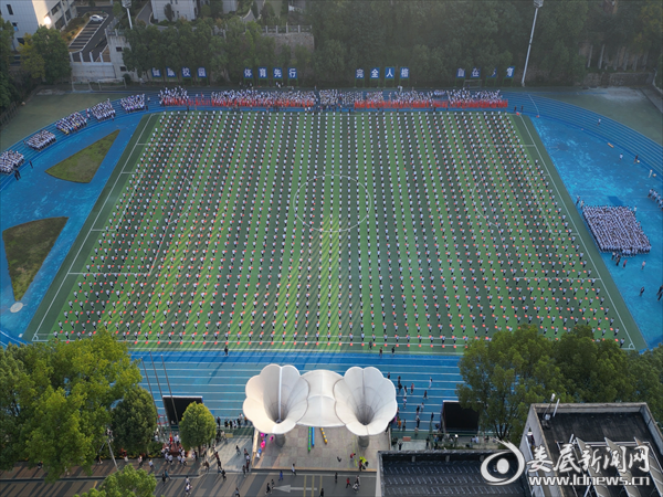 俯瞰田径场 彰显青春力