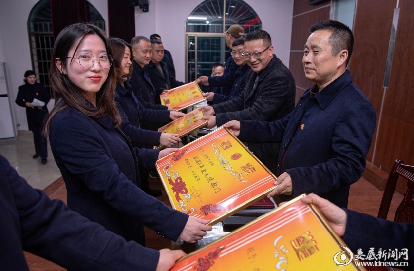 （公司领导为获奖职工颁奖）