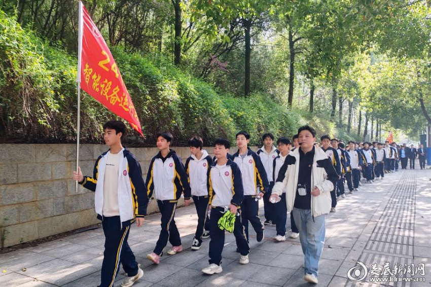 （娄底楚怡职业学校清明徒步活动。）