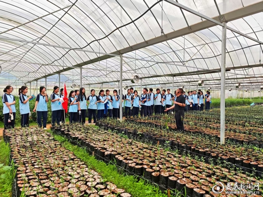 在科普基地负责人带领下，全体师生参观公司智能化菜籽油精加工生产线、智能化灌装包装生产线。