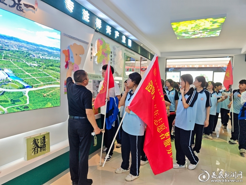 活动通过科普展示、讲座和实验演示等形式，以生动有趣的讲解及亲身的体验，