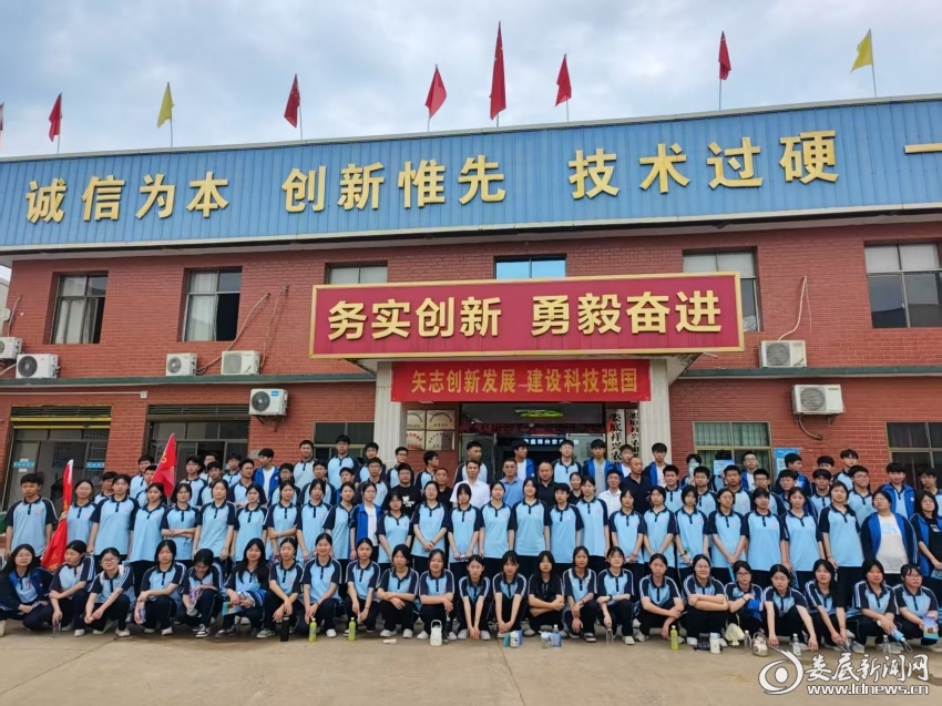涟源市内各科普基地志愿小分队、娄底职业技术学院、涟源市第四中学共200余人参加。