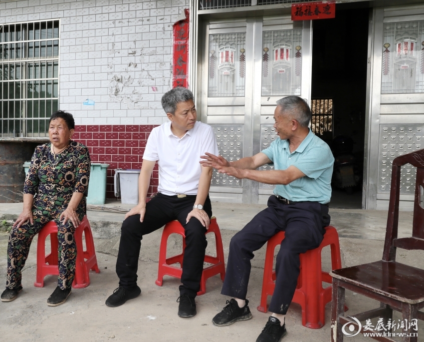 5月30日，娄底市委书记曾超群深入娄星区调研防汛工作，图为他与水洞底镇留坦村群众亲切交流、了解情况