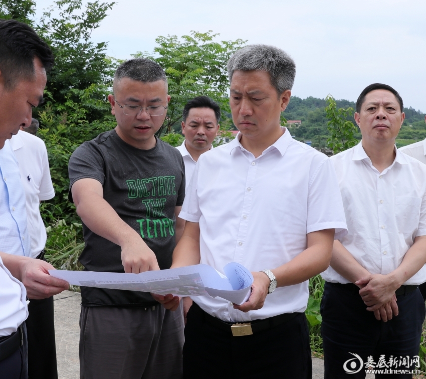 在万宝镇新辉村青山组地质灾害点，曾超群靠前仔细察看险情，并详细了解当地政府采取的应急处置措施等情况