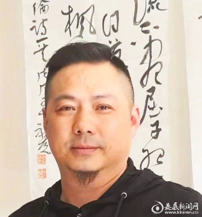 书法家周军近影