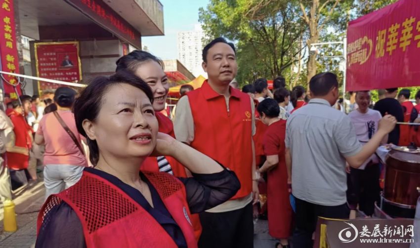 （图为乐坪办事处主任康郭平、蜜蜂社区书记刘红博组织志愿者爱心送考）