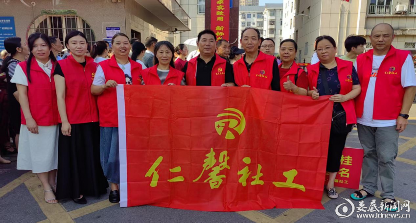 （图为仁馨社工志愿者们为高考学子助力献爱心）