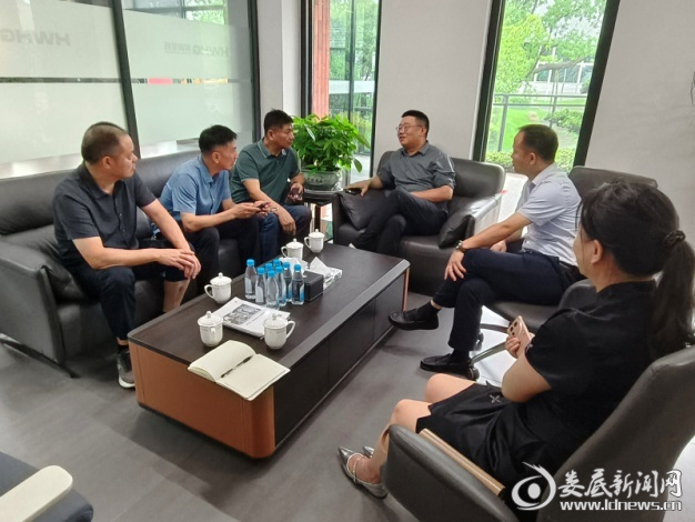 (图为周军带队实地走访湖南宏旺新材料科技有限公司)
