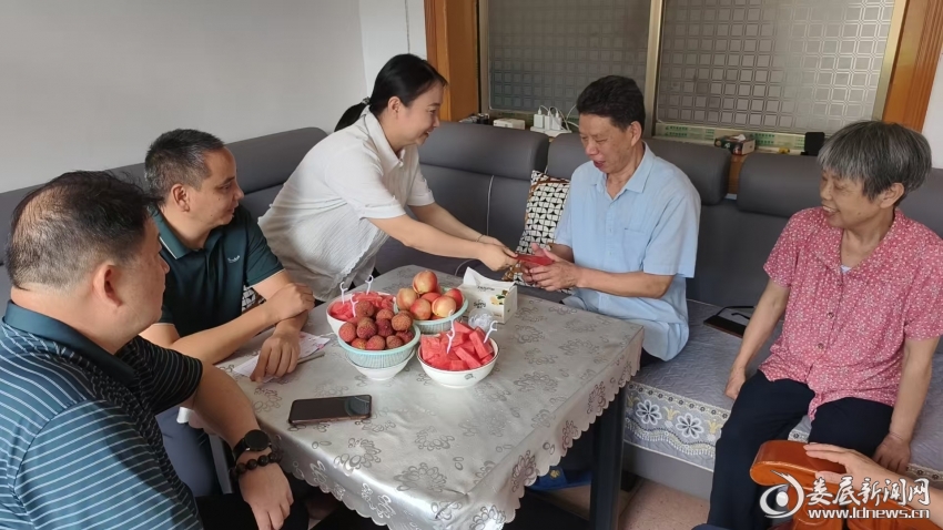 娄星区看望老党员98