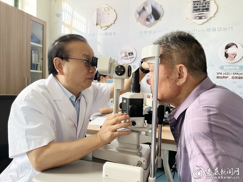 ▲专家为眼疾患者看诊