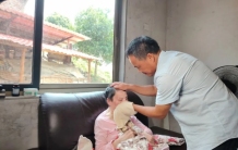 一砖一瓦垒岁月，28年他把爱砌成妻子的晴空