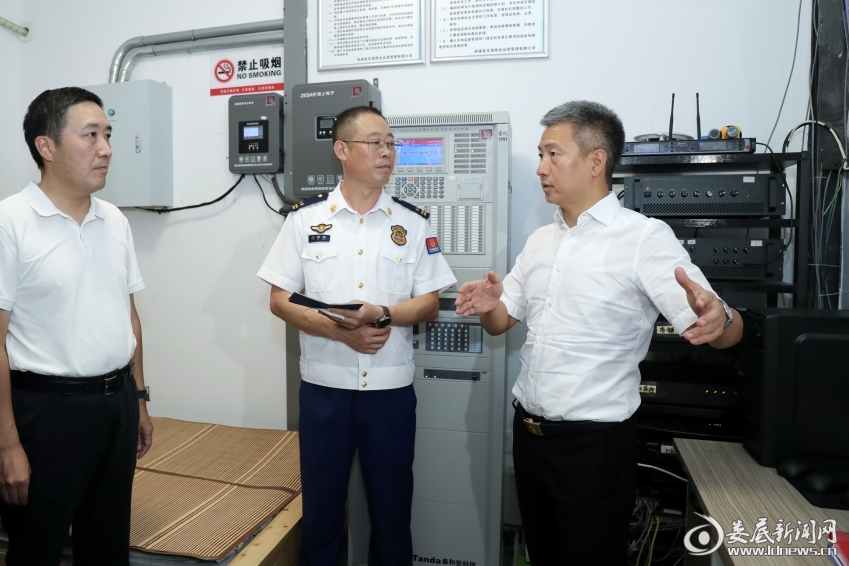 7月26日，娄底市委书记曾超群赴双峰县检查消防安全和防溺水工作。在华海荟商城消防控制室，他察看了火灾报警控制器和商场实时监控画面，当发现部分监控区出现黑屏时，他要求相关部门立即整改到位，决不能出现监管盲区